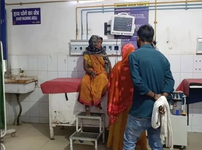 पड़ोसियों ने विधवा महिला पर किया जानलेवा हमला, हालत गंभीर