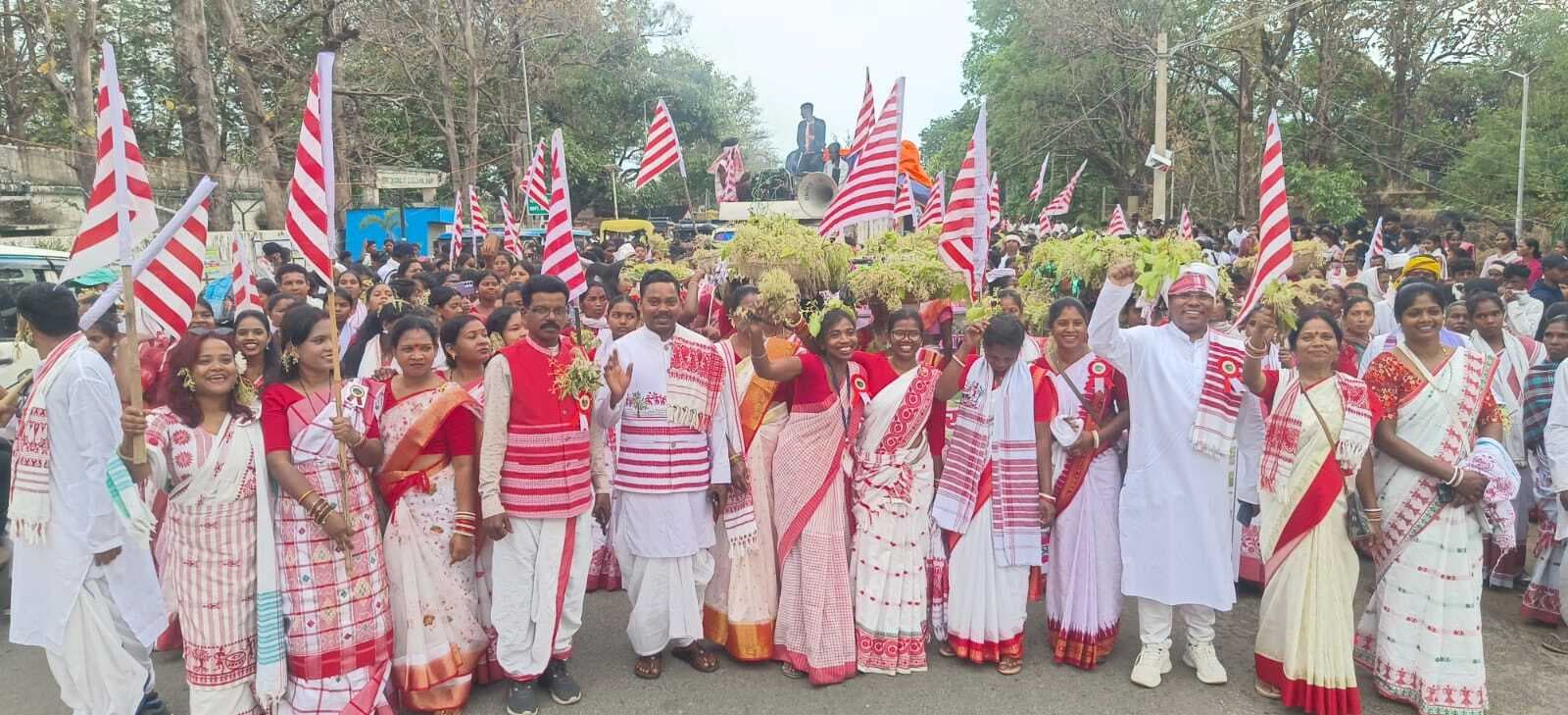 ढोल-नगाड़ा और सरहुल के गीतों की धुन पर जम कर थिरके लोग