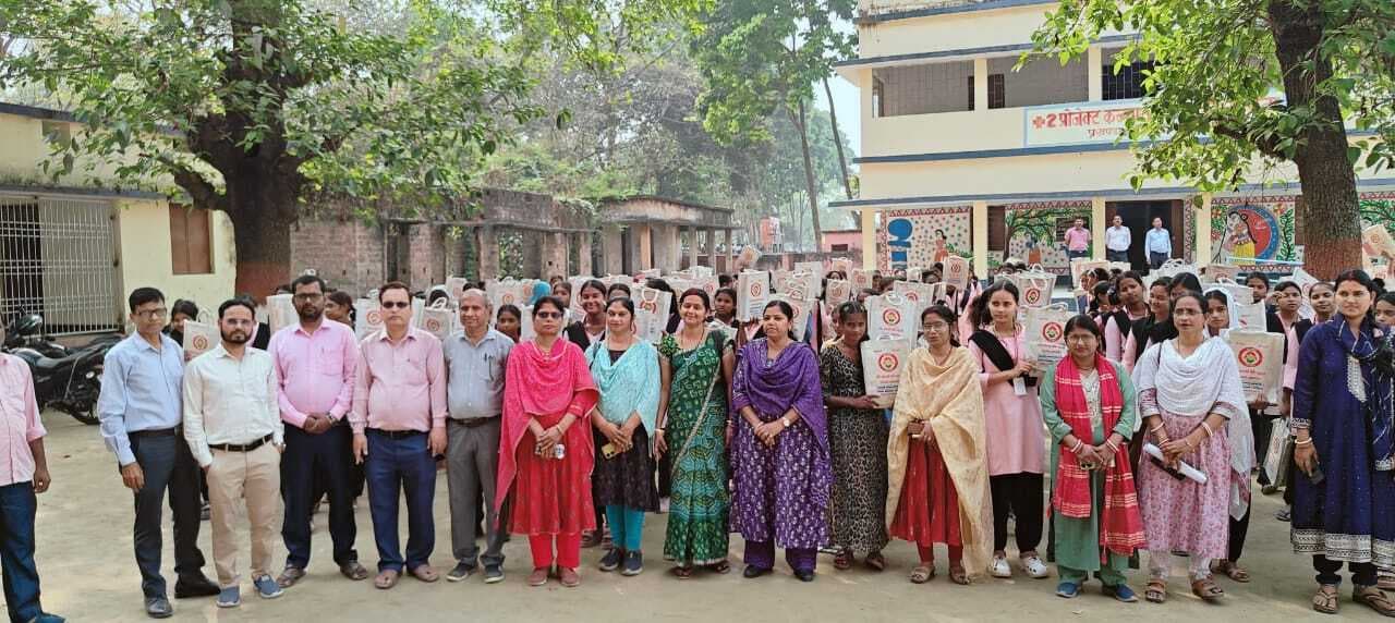 छात्राओं के बीच एमएचएम किट वितरण, स्वास्थ्य व अधिकारों के प्रति किया जागरूक