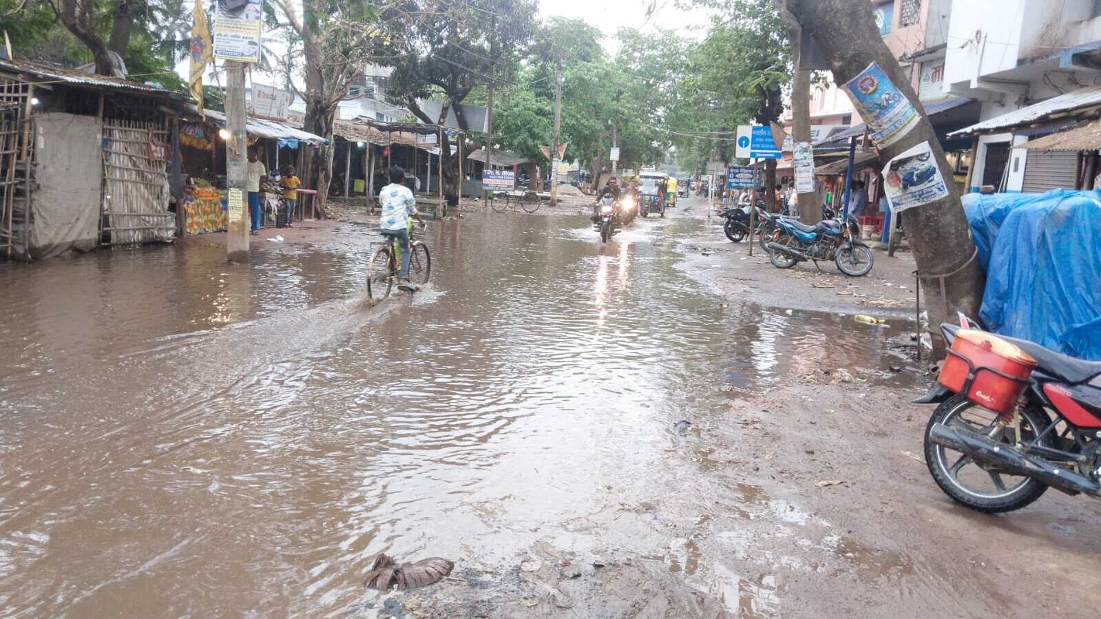 सालमारी बाजार की सड़क पर जलजमाव से परेशानी