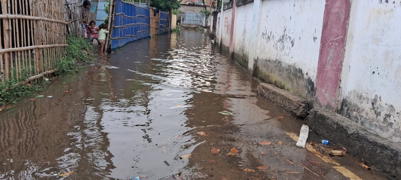 रुक-रुक कर हो रही बारिश से सड़कों पर जलजमाव, आवागमन में परेशानी