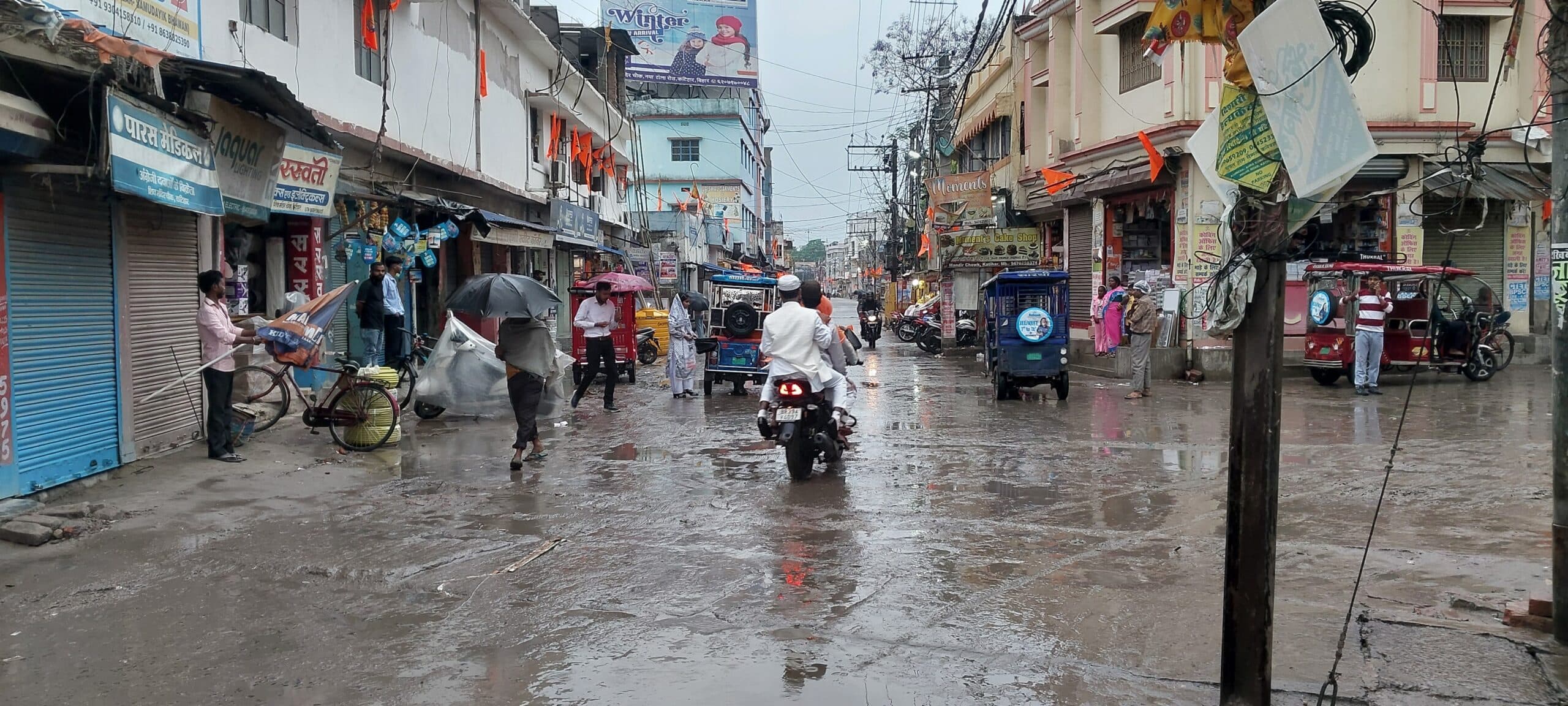 आंधी-बारिश ने ईद की रौनक को किया फीका