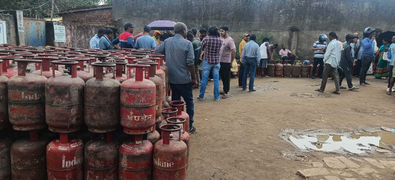 गैस सिलिंडर के लिए रात में ही लग जा रही है लाइन