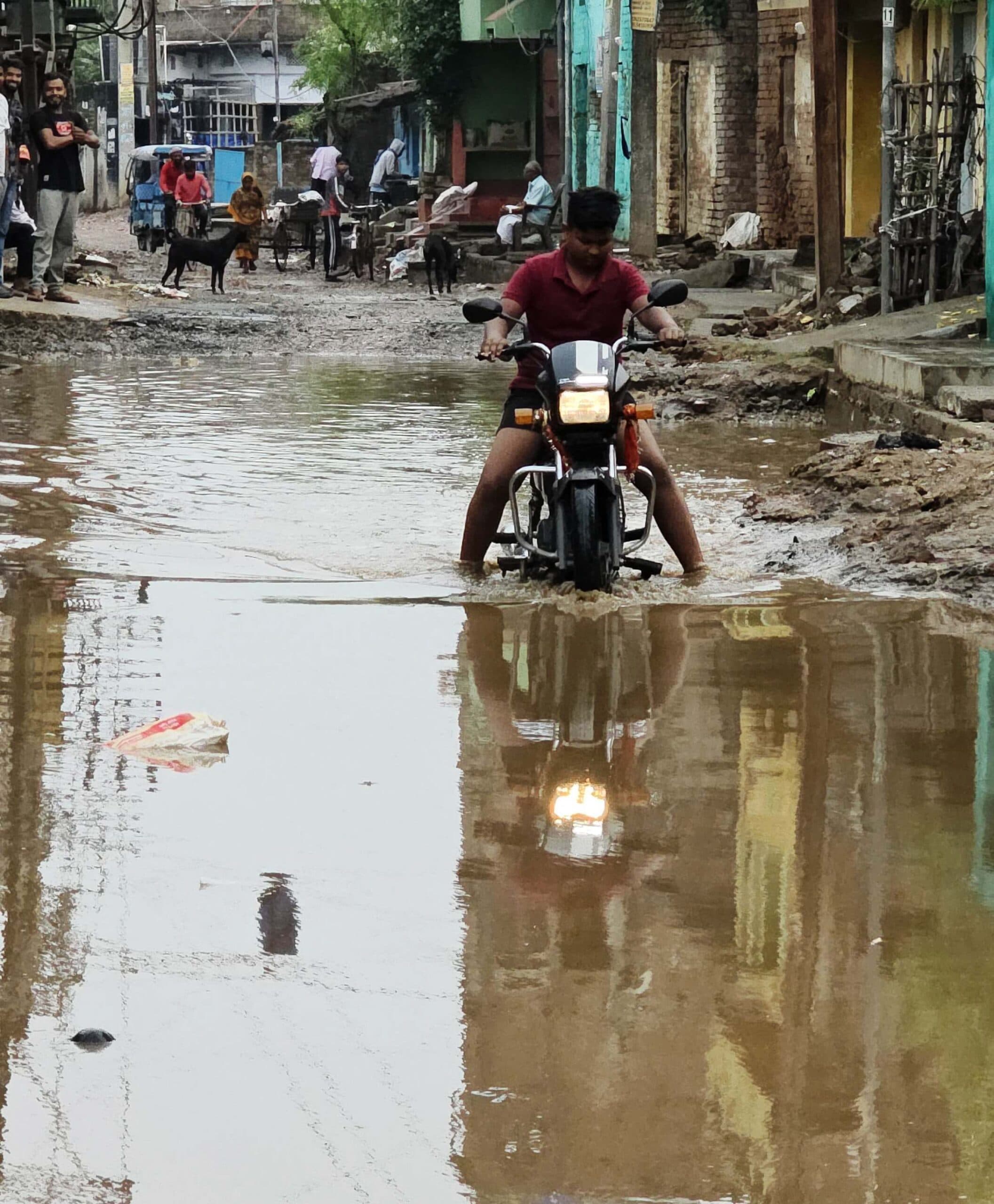 बॉक्स नाला जलनिकासी में बाधक, शहर की सड़कों पर जलजमाव