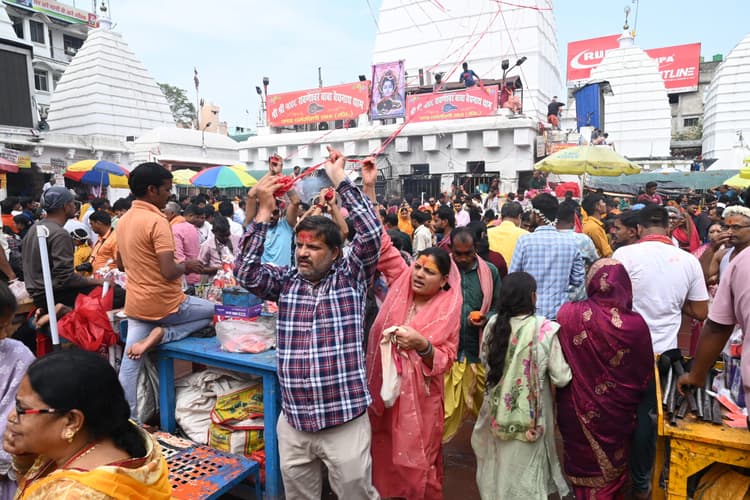 Deoghar news : बाबा मंदिर में 6660 भक्तों ने शीघ्रदर्शनम का कूपन लेकर की पूजा