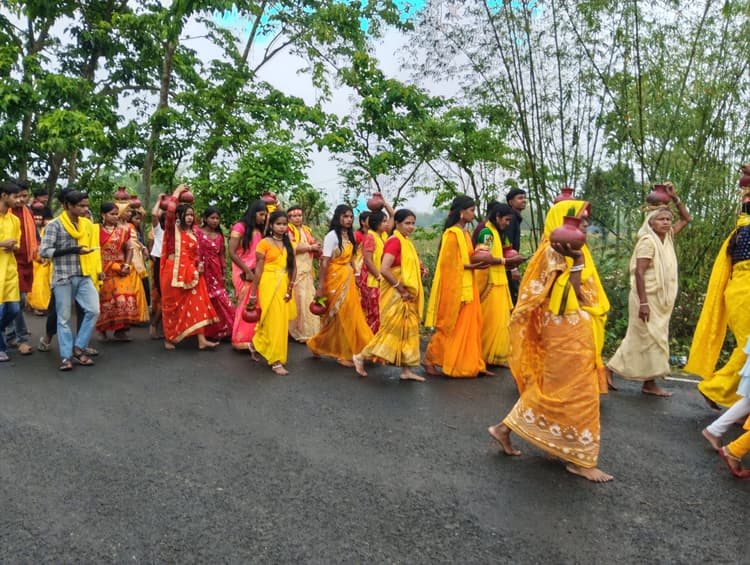 कलश यात्रा के साथ बुआलदह गांव में हरिनाम संकीर्तन का शुभारंभ
