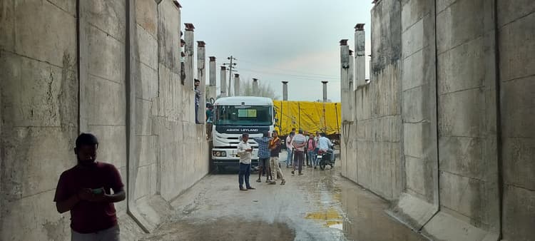 सिमुलतला अंडरपास बना मुसीबत, फिर फंसा ट्रक, दो घंटे ठप रहा यातायात