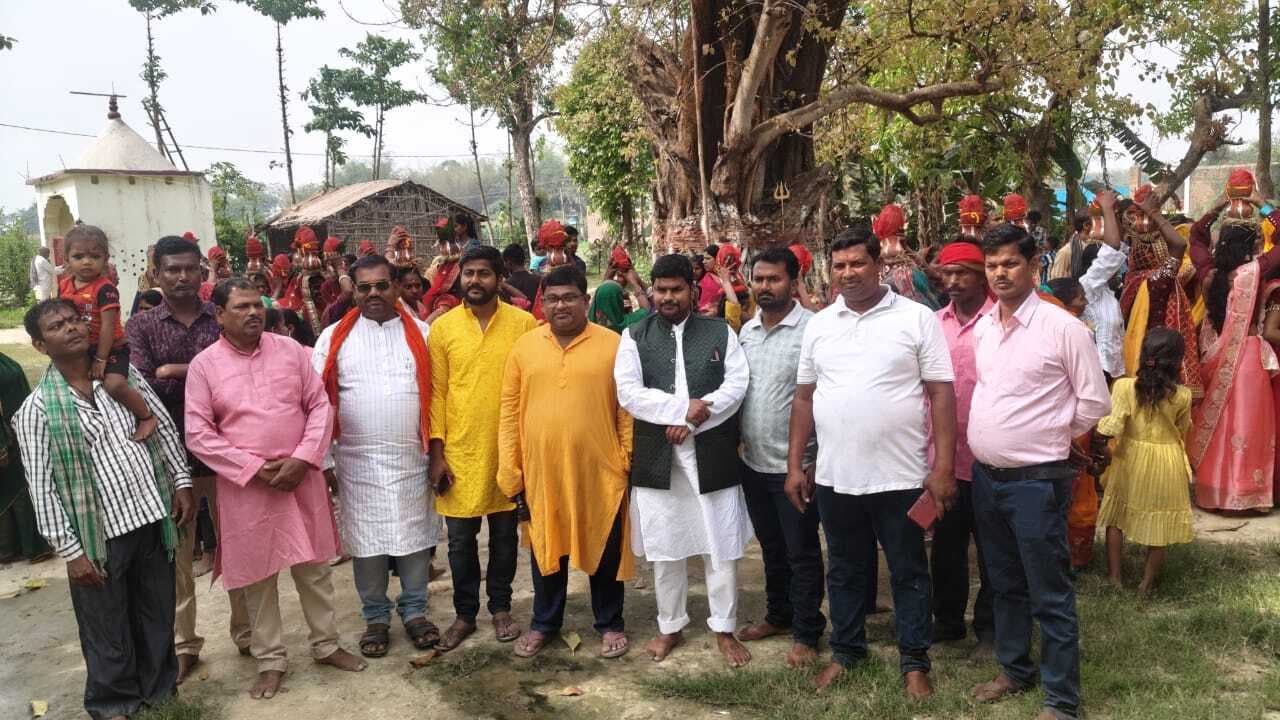 सात दिवसीय भागवत कथा को लेकर निकाली गयी कलश शोभायात्रा