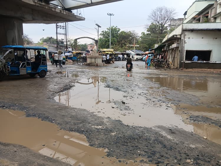 Giridih News :दो दिनों की बारिश ने बदली सड़कों की सूरत, जल जमाव से परेशानी