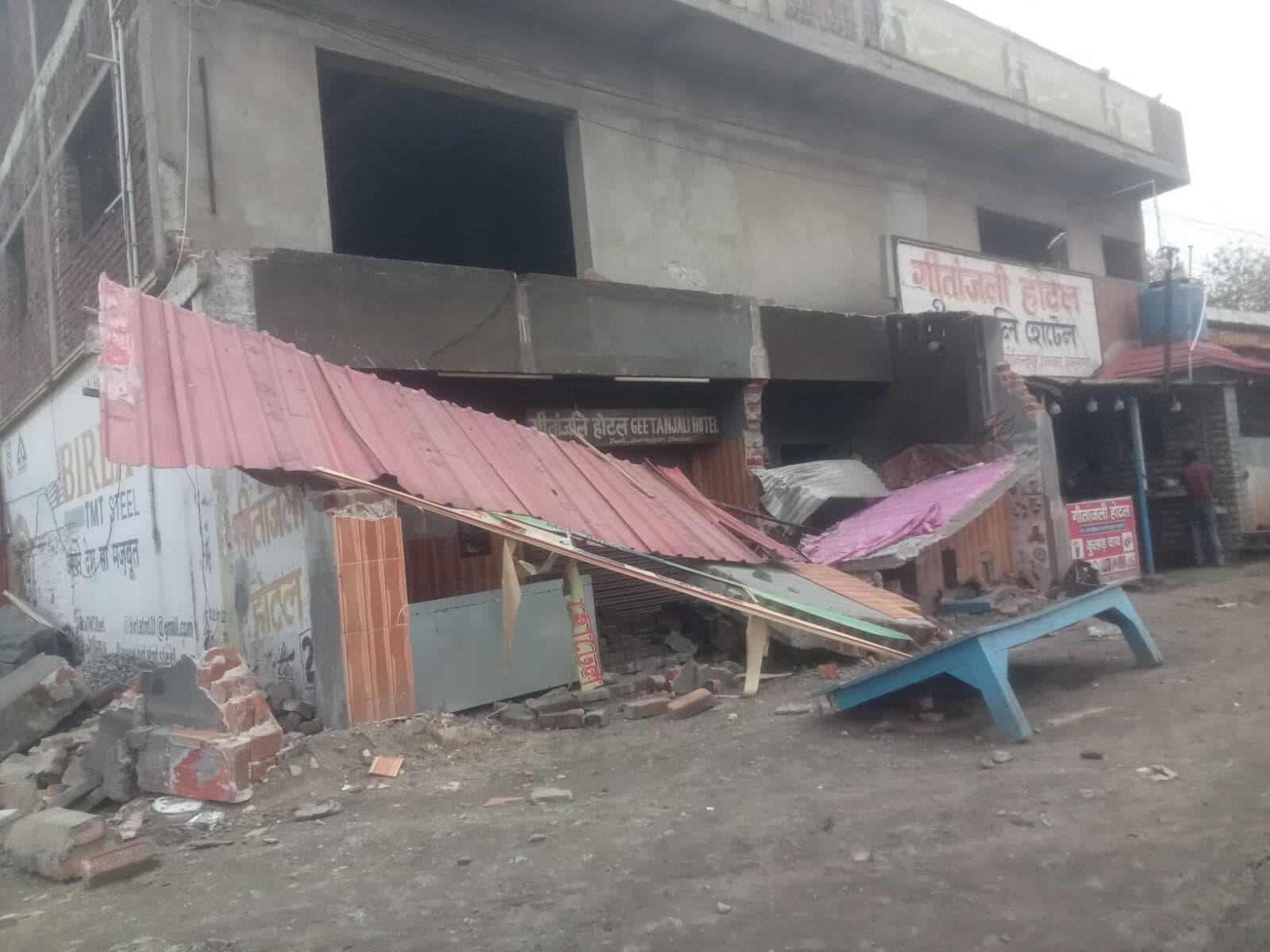 Dhanbad News : कोयला लदा ट्रक होटल में घुसा, मची अफरातफरी