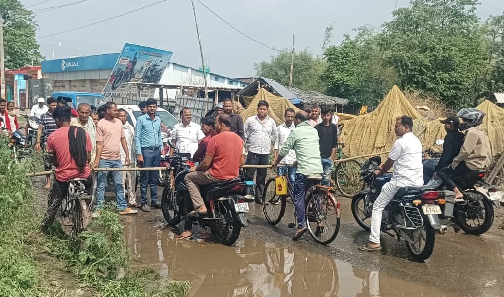 चम्पानगर-केनगर सड़क पर जलजमाव लोगों ने किया जाम