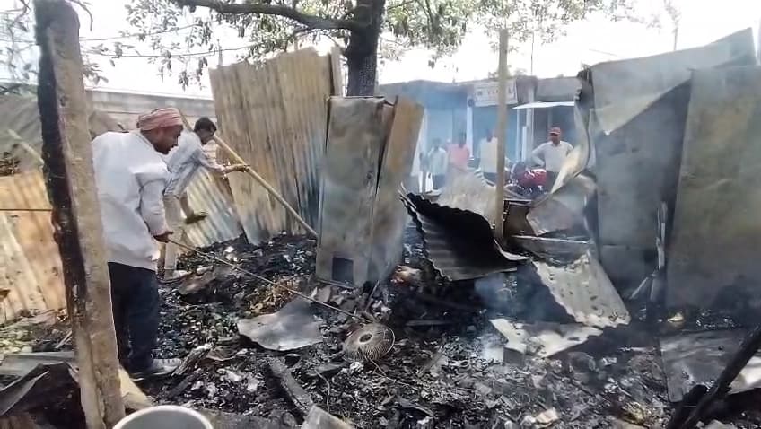 जेनरल स्टोर में लगी आग में पांच लाख का नुकसान
