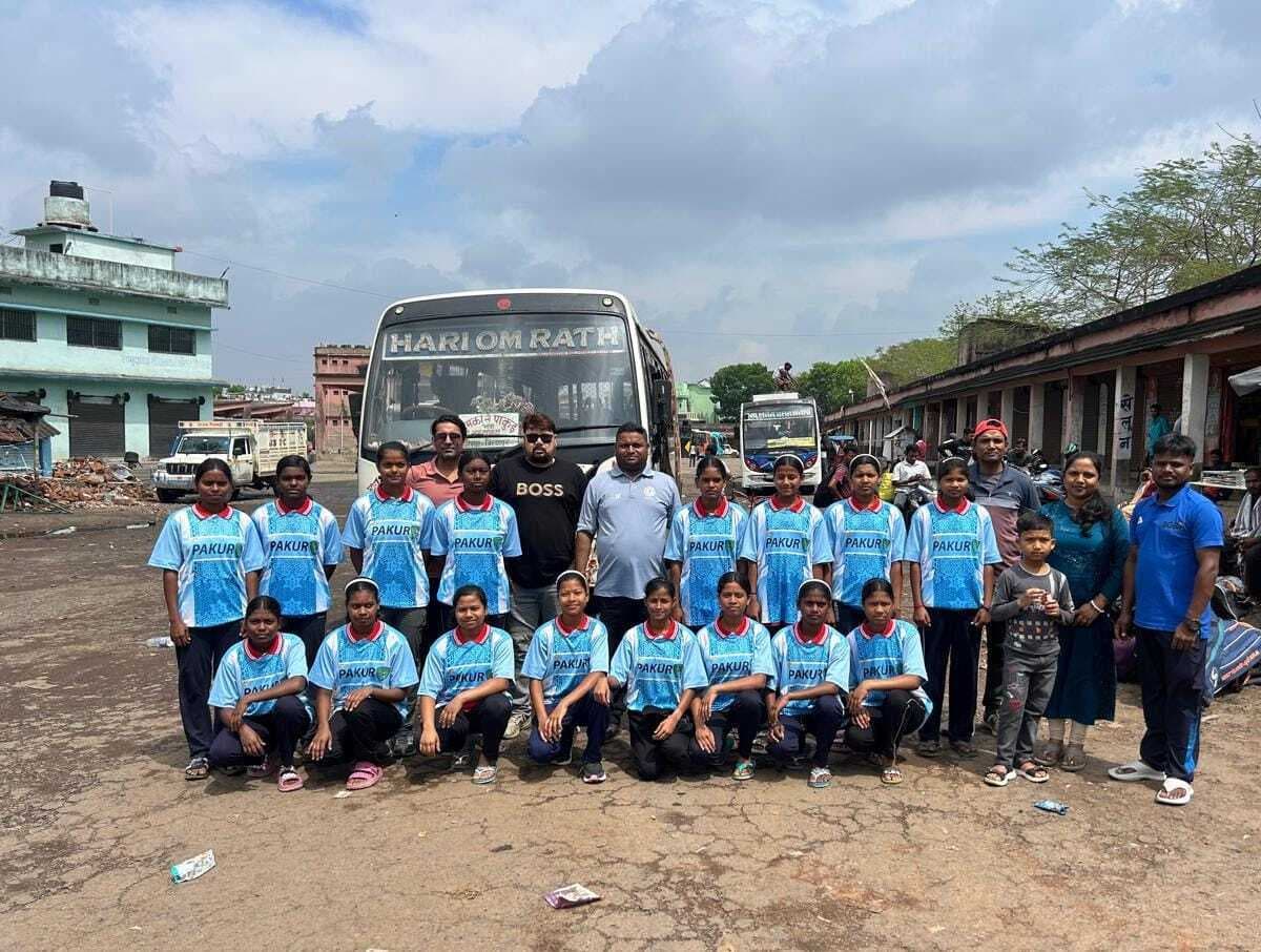 पाकुड़ की बालिका क्रिकेट टीम देवघर के लिए हुई रवाना