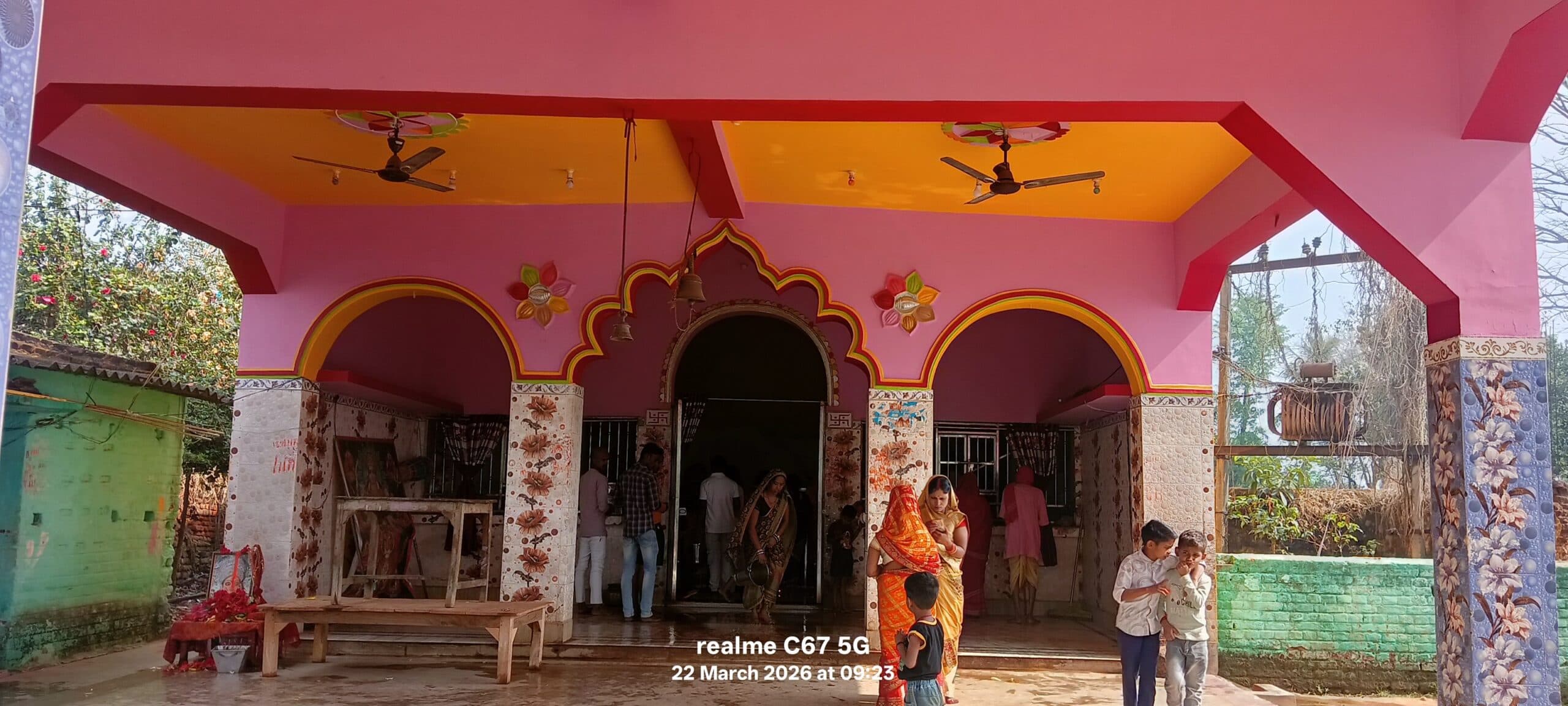 भक्तों की आस्था का प्रतीक है  तीनघरा वाली मां दुर्गा, इनके दरबार से कोई भी भक्त खाली हाथ नहीं लौटता