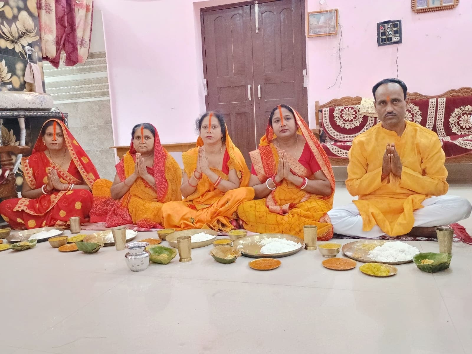 चैती छठ पर श्रद्धालुओं ने ग्रहण किया प्रसाद