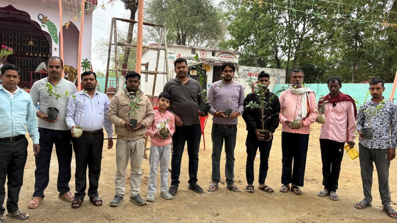 बाबा गणिनाथ सेवा टीम ने दुर्गा मंदिर परिसर में किया पौधरोपण