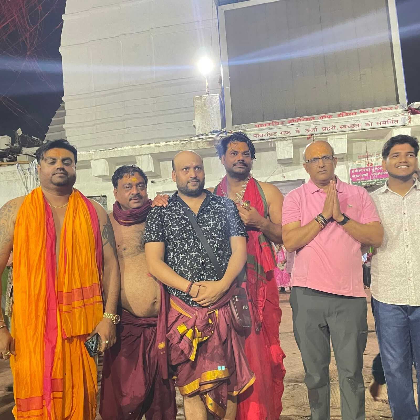 Deoghar News : बाबा मंदिर में भोजपुरी सितारों ने टेका माथा, लिया आशीर्वाद