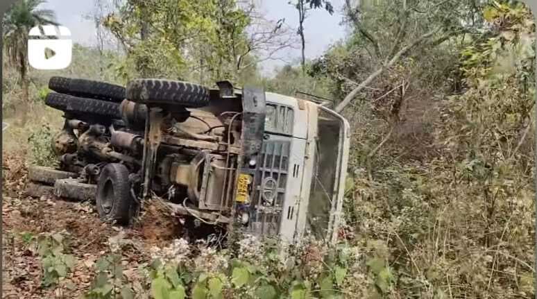 संतुलन बिगड़ने से हाइवा पलटा, बाल-बाल बचा चालक