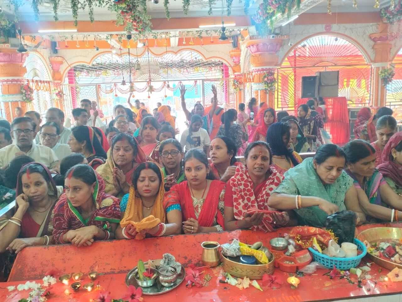 चौथे स्वरूप मां कुष्मांडा की पूजा को लेकर दुर्गा मंदिर में श्रद्धालुओं की उमड़ी भीड़