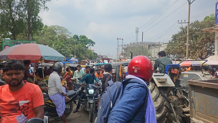 सालमारी बाजार में अतिक्रमण से जाम की उत्पन्न हो रही समस्या