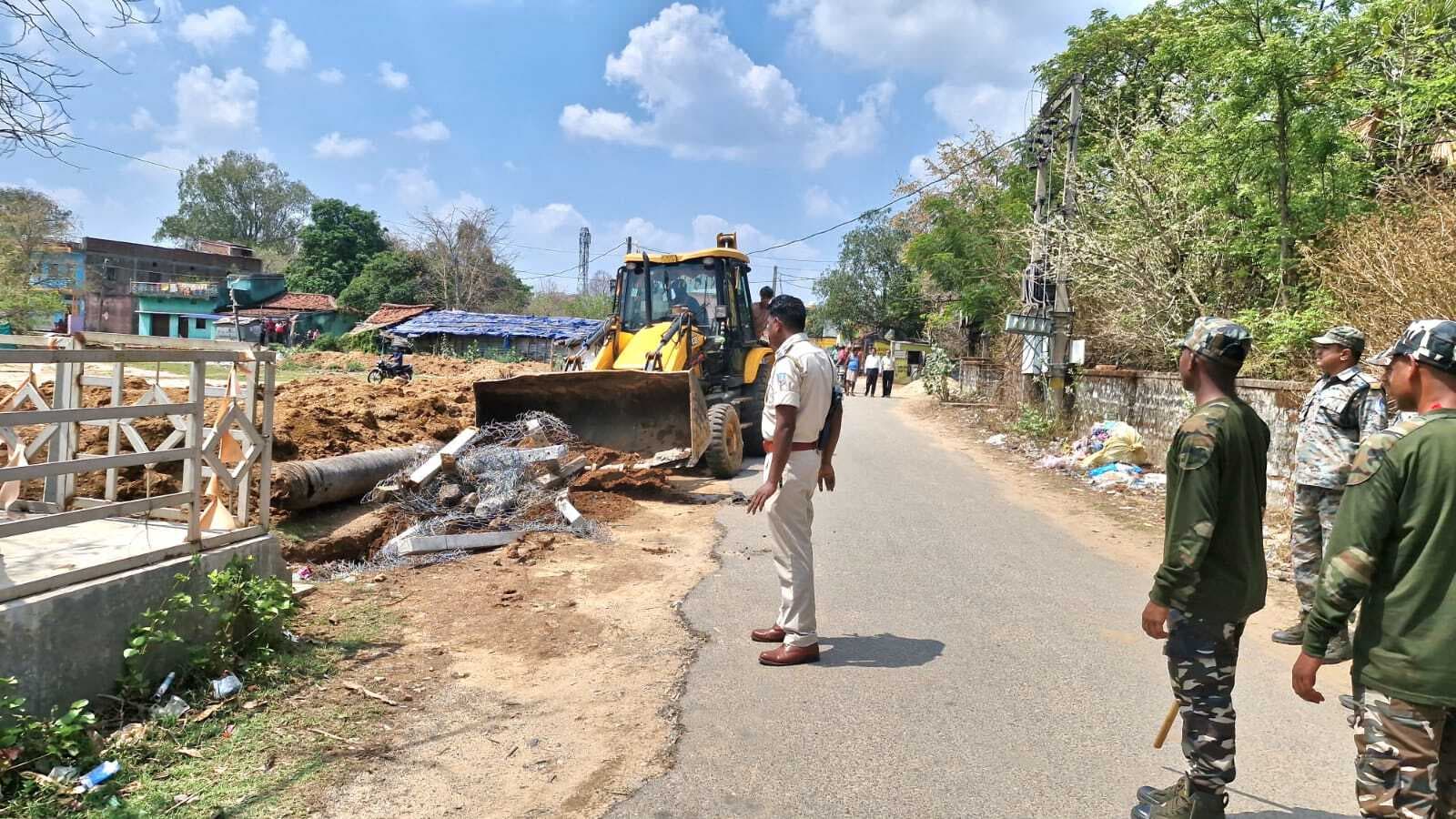 तार की घेराबंदी हटा कर अतिक्रमण मुक्त की गयी विद्यालय की जमीन