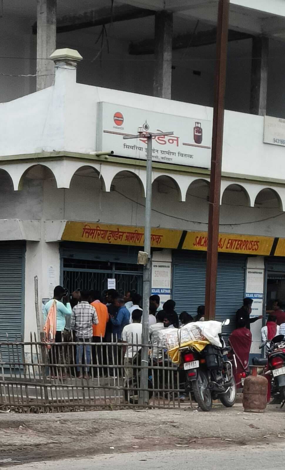 गैस ऐजेसी में उमड़ी लोगों की भीड़, संचालक ने कहा ऑन लाईन बुकिंग कराये बुकिंग , मिलेगा गैस