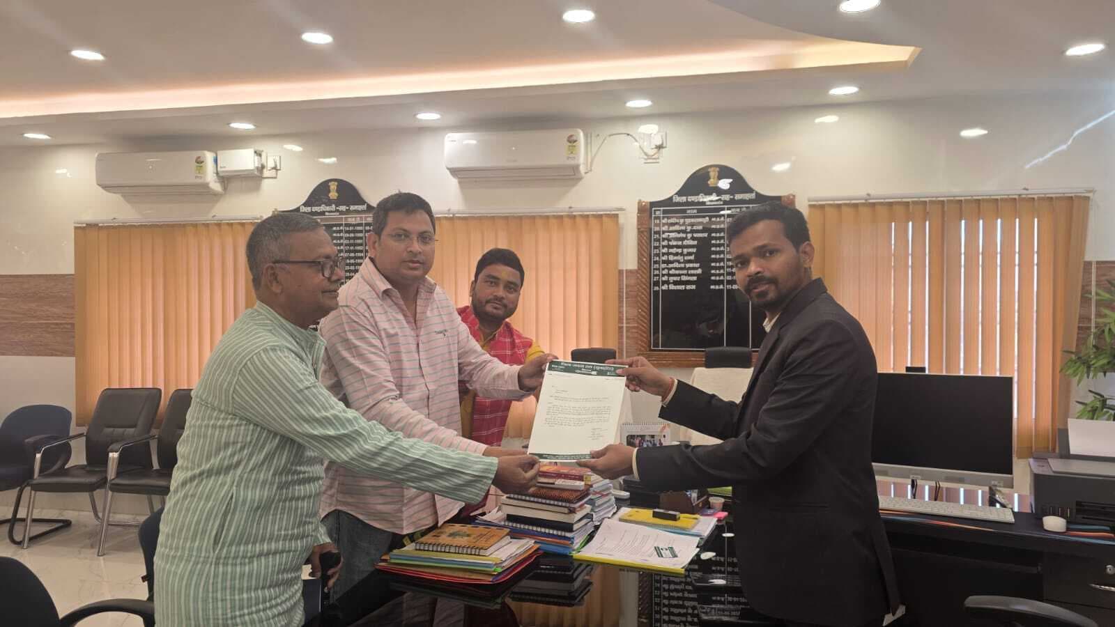 जदयू ने डीएम को सौंपा ज्ञापन, फसल क्षति के मुआवजे की मांग