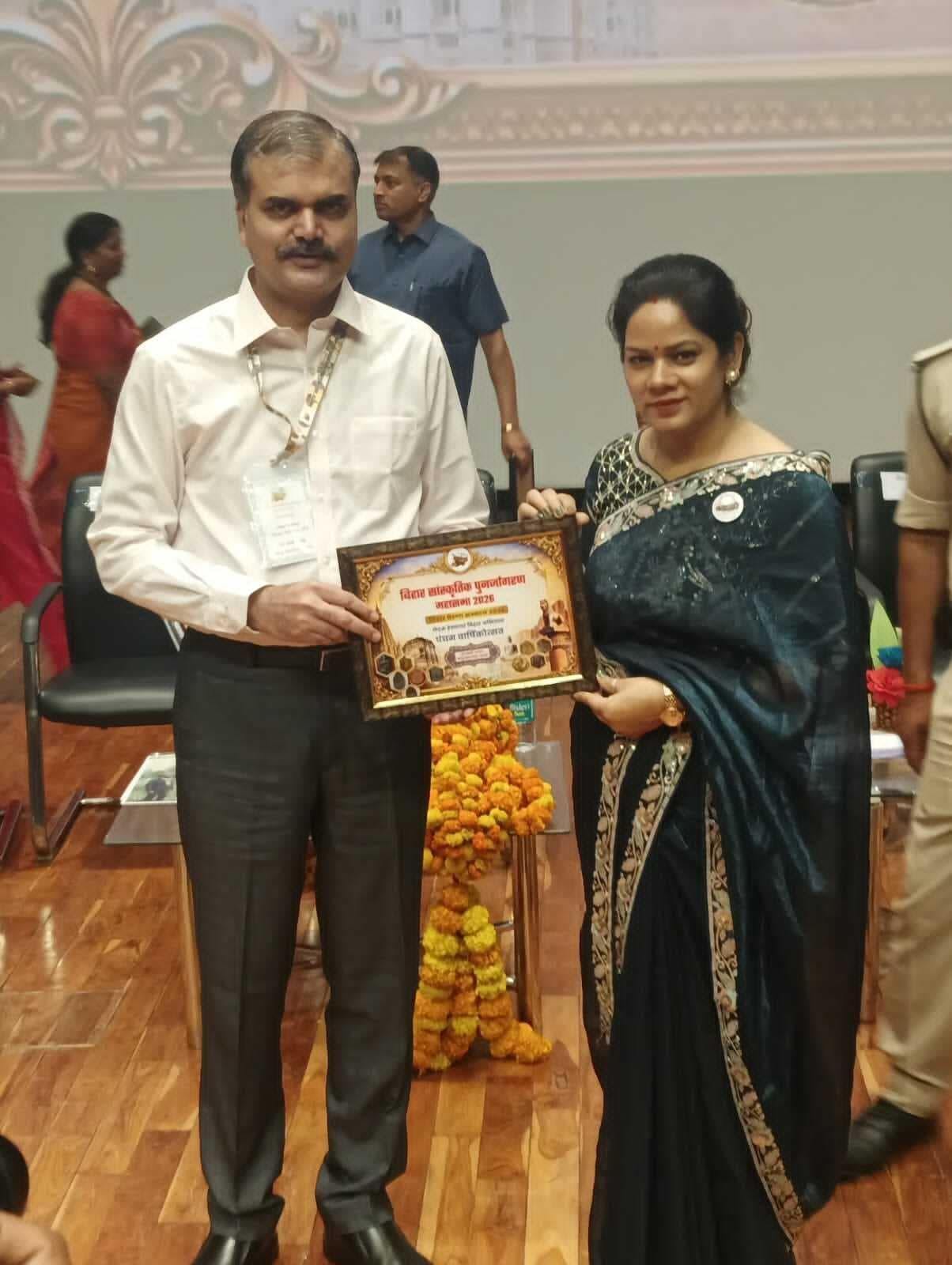 बिहार दिवस पर शिक्षिका मधु को बिहार प्रेरणा सम्मान से सम्मानित