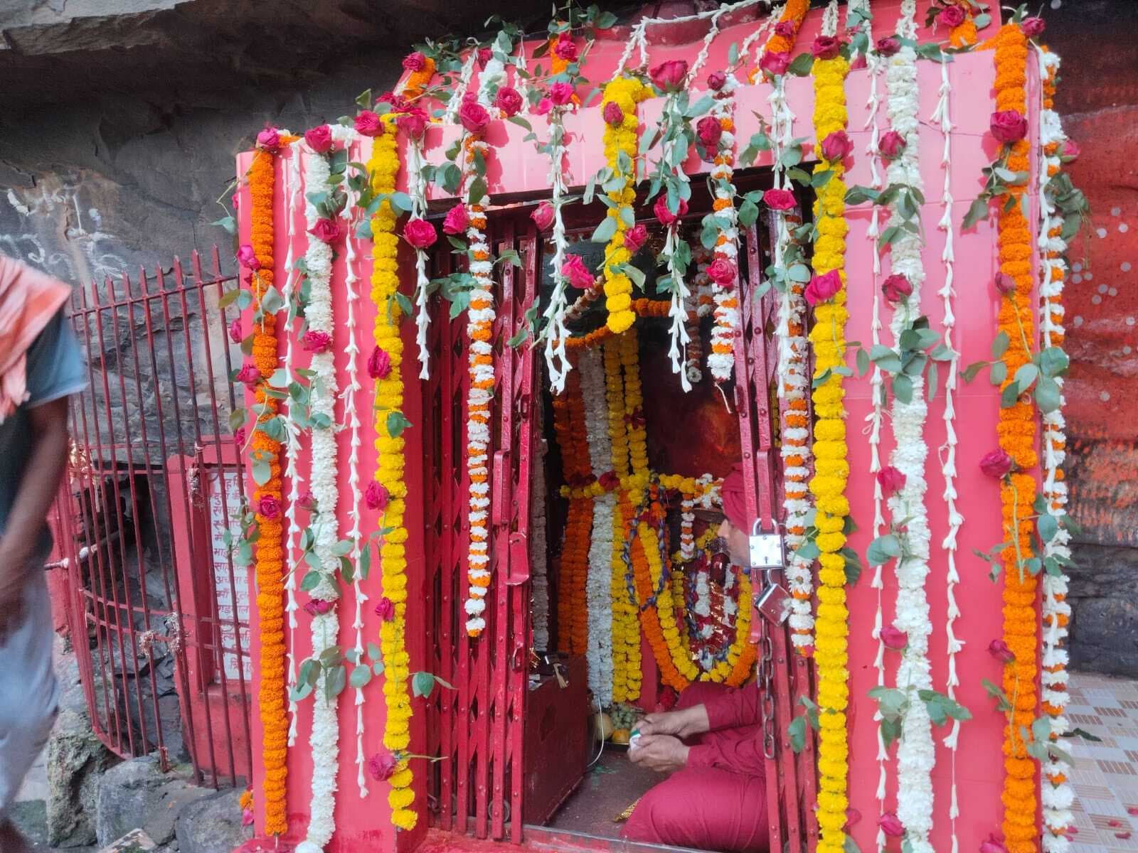 जय मां तुतला भवानी के जयकारों से गूंजा कैमूर पहाड़ी