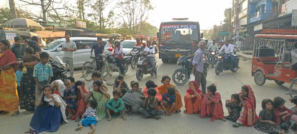 रास्ता बंद करने के विरोध में मुसहर टोले के लोगों ने की सड़क जाम