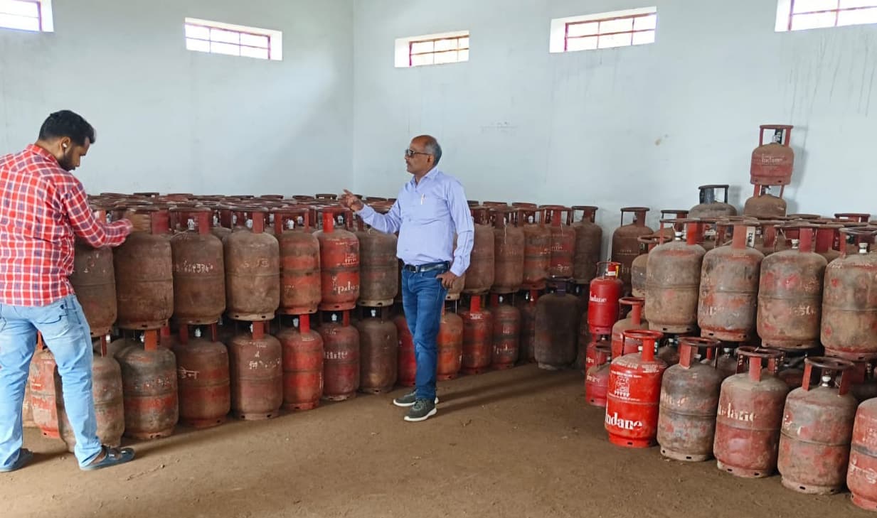 रसोई गैस आपूर्ति में परेशानी हो, तो कर सकते हैं इन नंबरों पर संपर्क