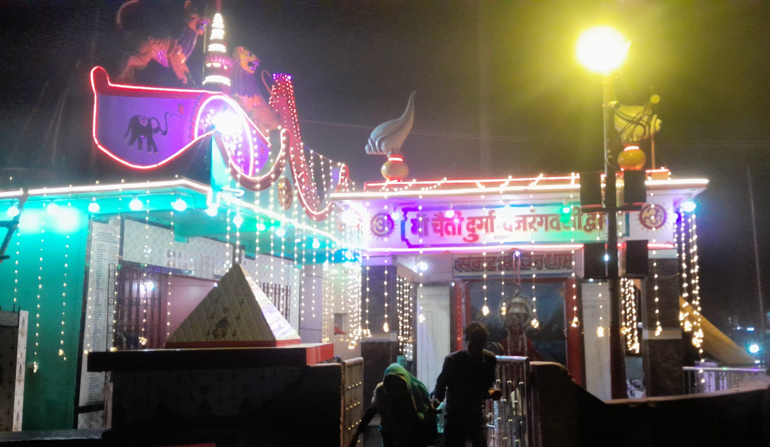 चौथे दिन मां कूष्मांडा की हुई पूजा, श्रद्धालुओं की रही भीड़