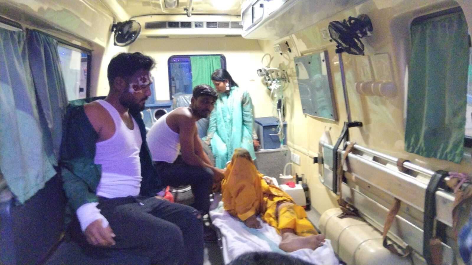 ऑटो पलटने से महिला समेत चार जख्मी, रेफर