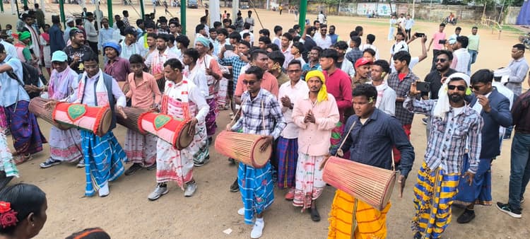 Giriidh News :पारंपरिक रूप से मनाया गया सरहुल, मांदर की थाप पर झूमे लोग