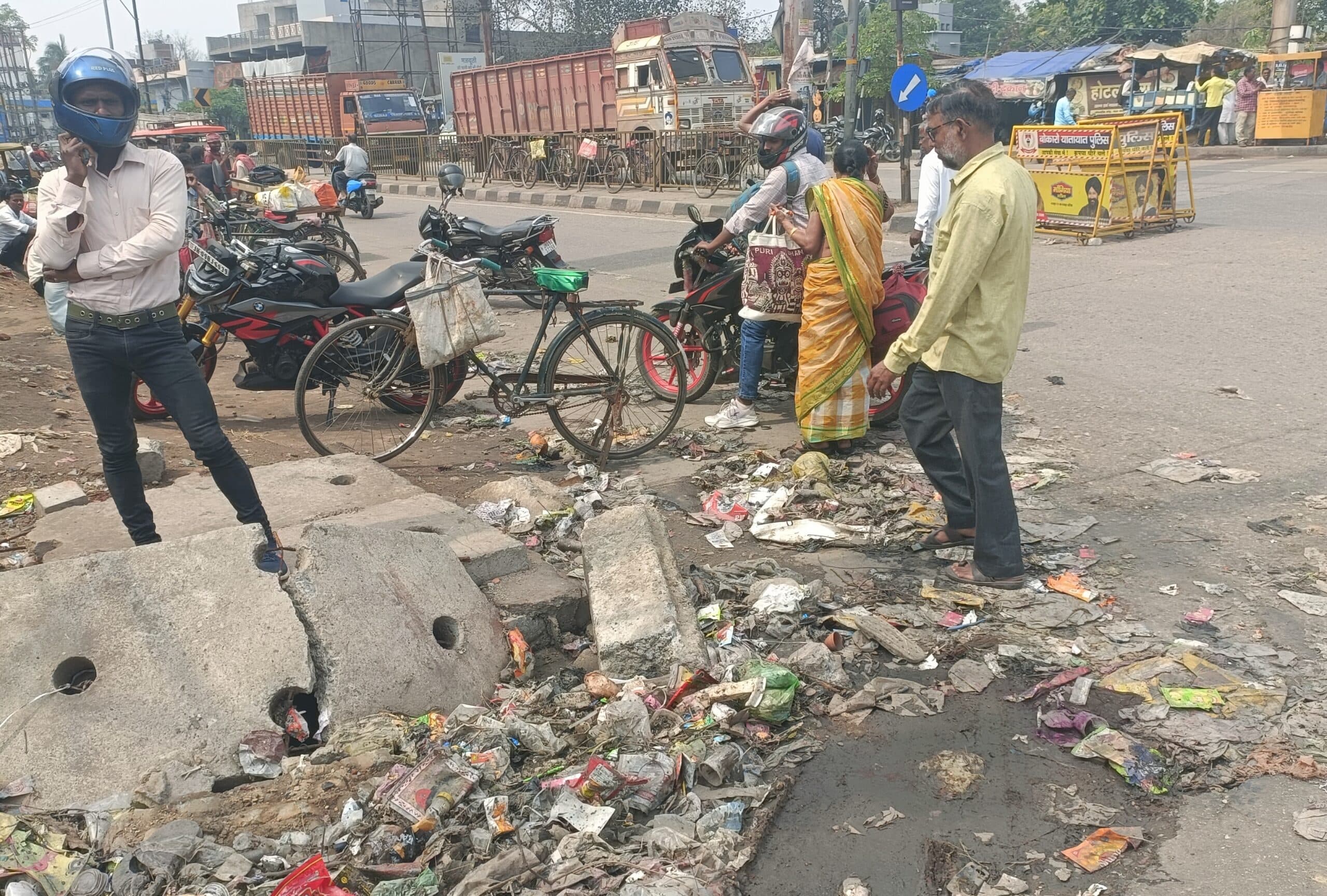 Bokaro News : चास में नालियों की नहीं हो रही नियमित सफाई, लोग परेशान