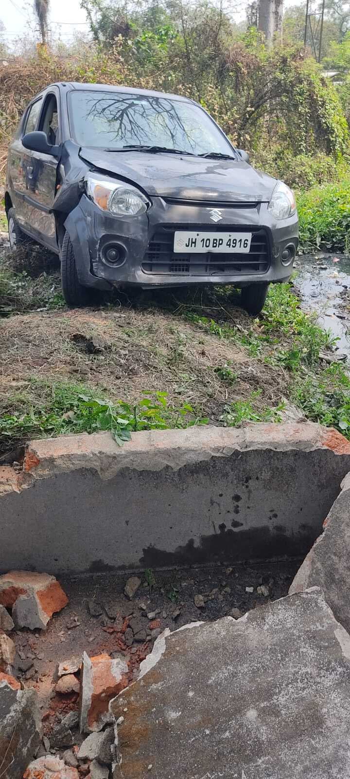 Dhanbad News: तेज रफ्तार कार बाथरूम में घुसी, युवती घायल