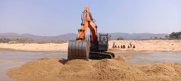 चैती छठ पर्व को लेकर जेसीबी से तैयार किये गये घाट