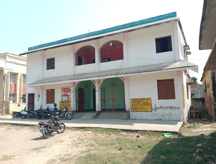 मनरेगा कार्यालय के टायलेट में पानी नहीं रहने से महिला कर्मियों की हो रही फजीहत