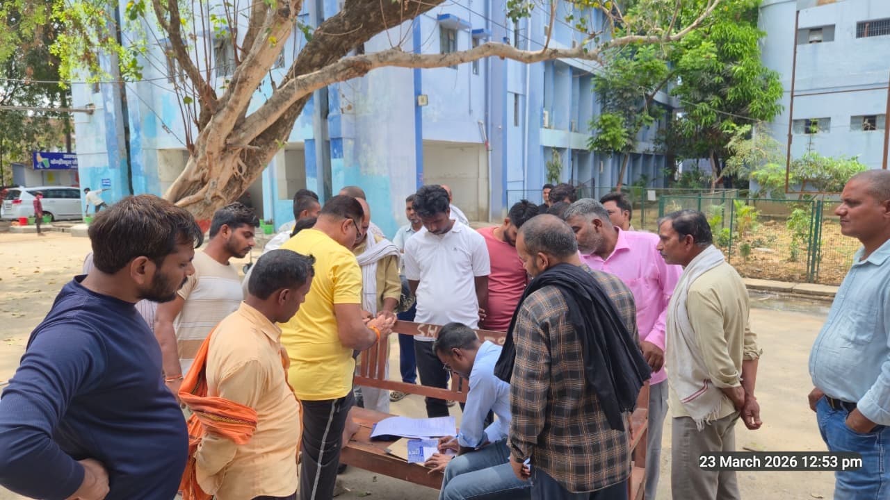 दो इ-रिक्शे की टक्कर से सड़क पर गिरे मां-बेटे, एक माह के बच्चे की मौत