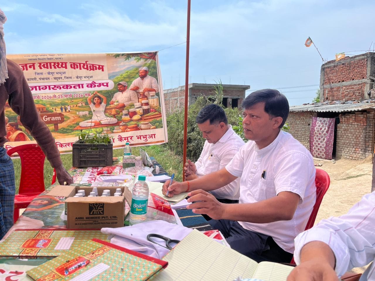 कामती में शिविर लगा लोगों के बीच दवाओं का वितरण