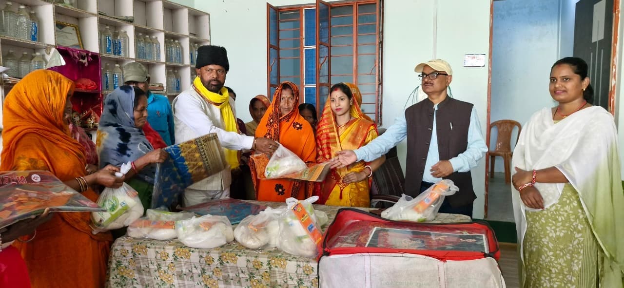 चैती छठ के अवसर पर जरूरतमंदों के बीच वितरित की गयी पूजन सामग्री