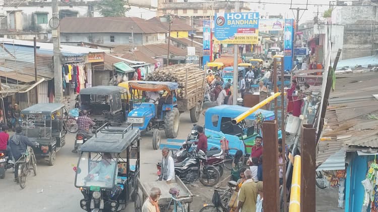 नो इंट्री का पालन नहीं होने से जाम में फंसी रही दर्जनों गाड़ियां