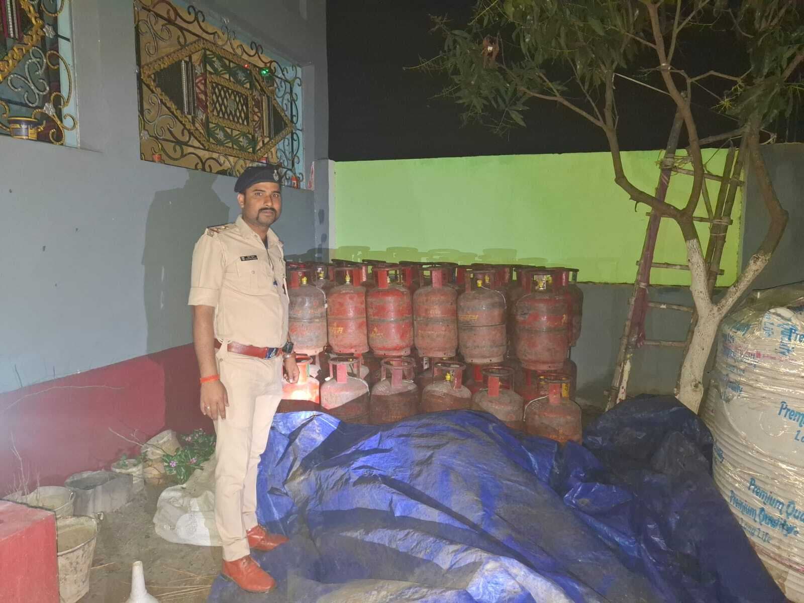 अवैध एलपीजी कारोबार का भंडाफोड़, 62 भरे व 74 खाली सिलेंडर बरामद