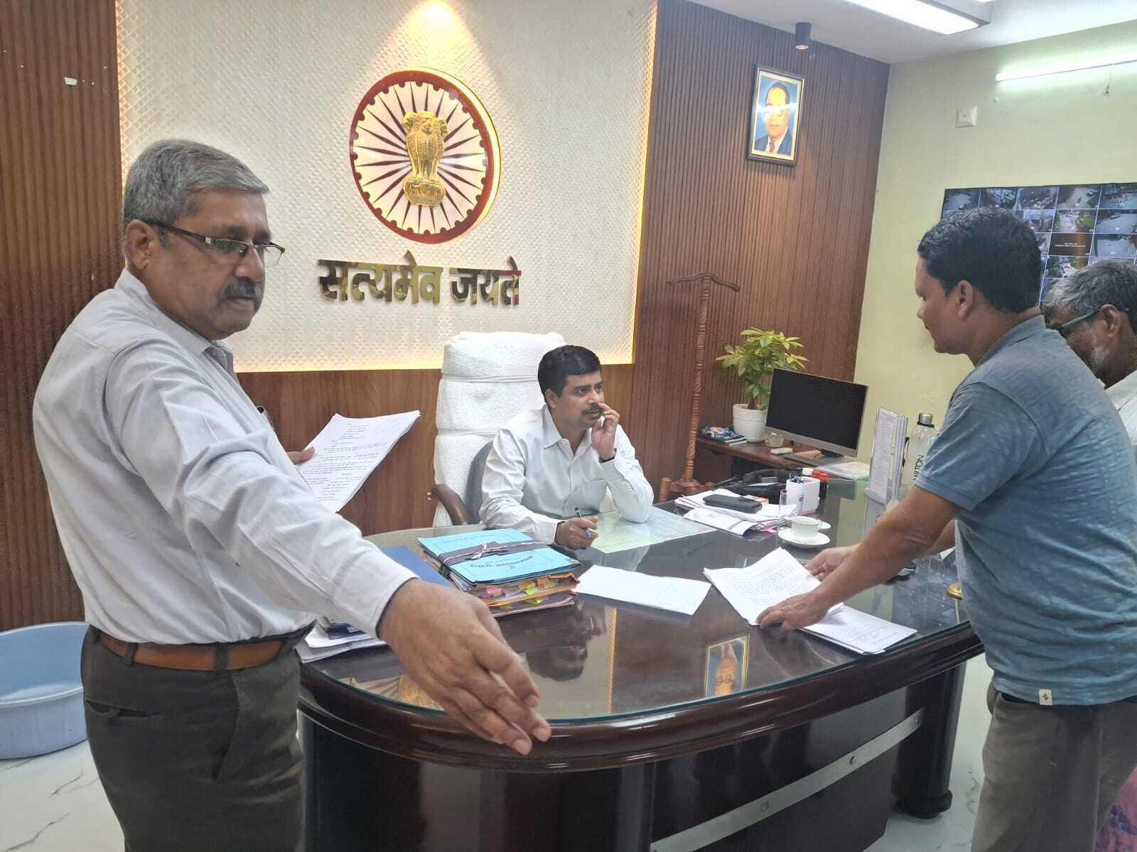 जनता दरबार: जिलाधिकारी ने सुनी आमजन की समस्याएं, दिये त्वरित कार्रवाई के निर्देश