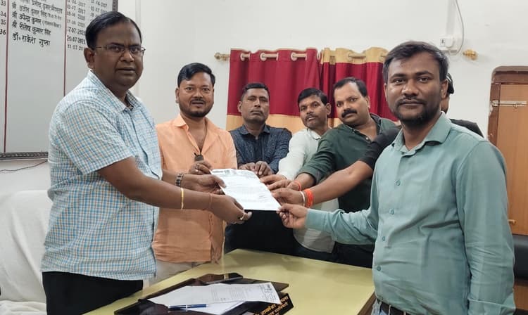 फसल क्षति के आकलन व मुआवजे की मांग को लेकर बीडीओ को सौंपा ज्ञापन