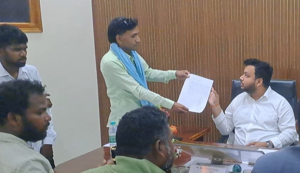 ग्रामीणों ने सड़क का निर्माण कार्य किए बिना राशि गबन की जताई आशंका