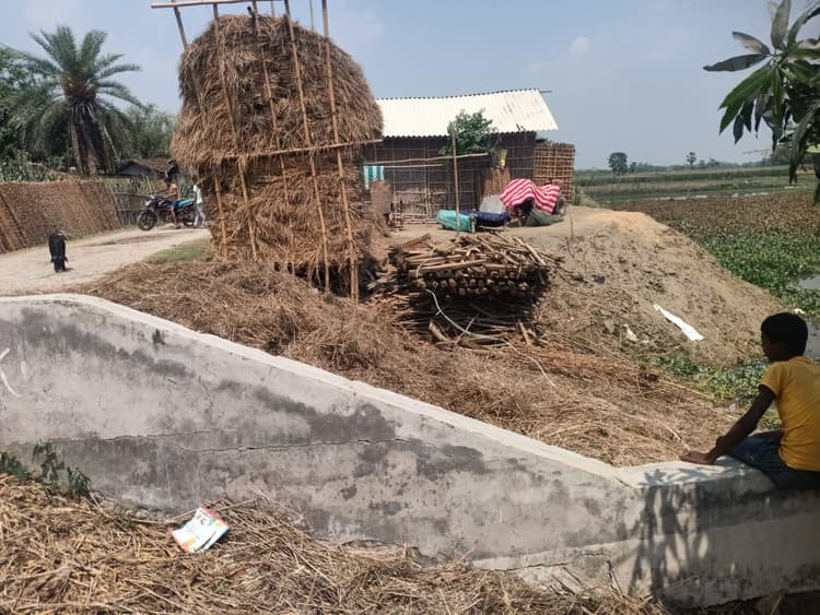 छट घाट को अतिक्रमित कर बनाया घर, लोगों में आक्रोश