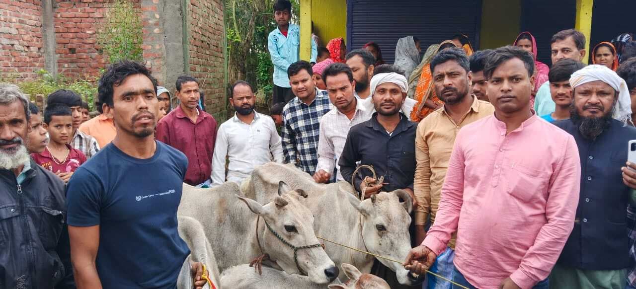 मवेशी चोरी करते दो युवक रंगे हाथ धराये, पुलिस को सौंपा