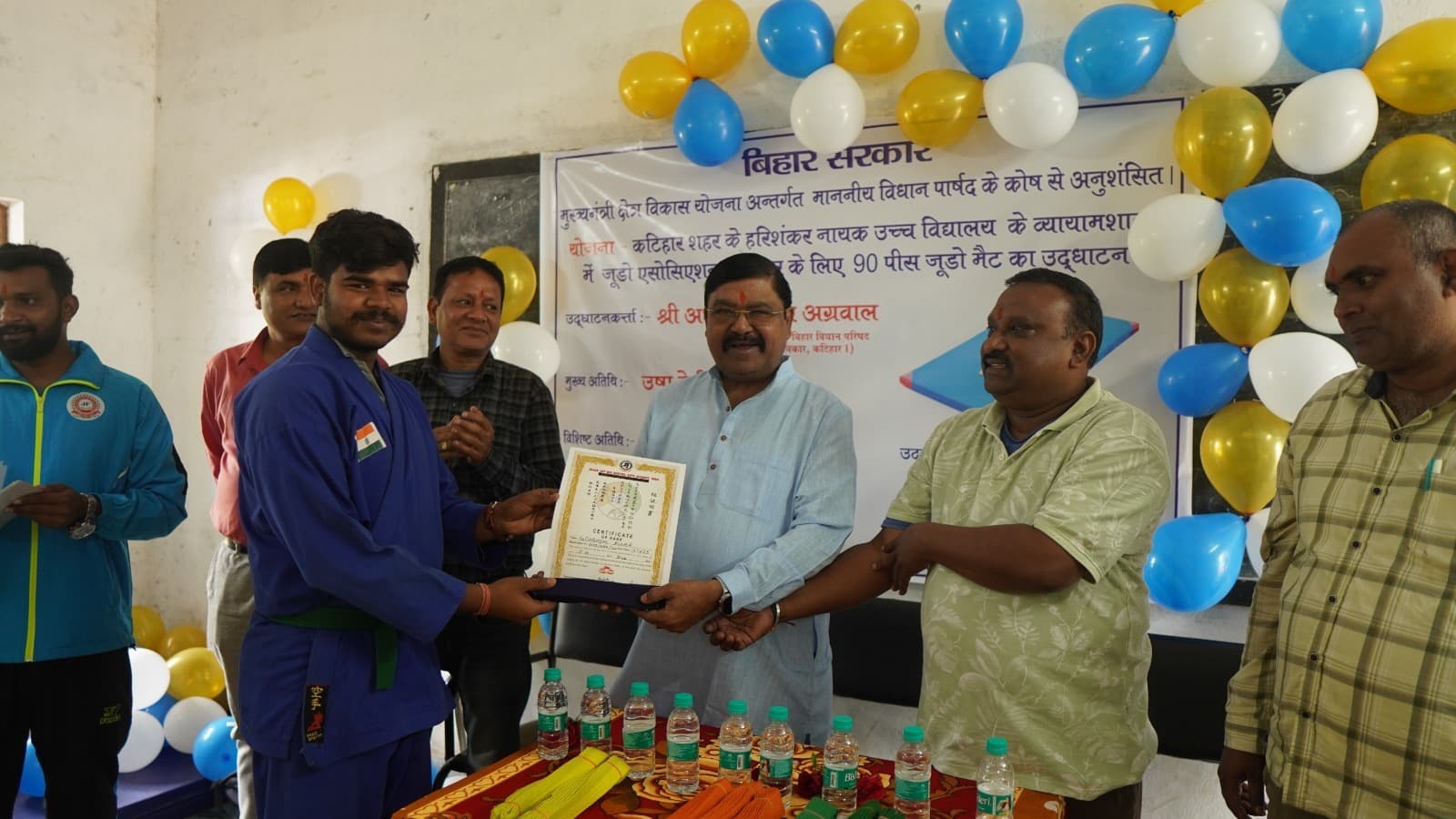 विधानपार्षद ने कोष से 90 पीस जूडो मेट कराया उपलब्ध