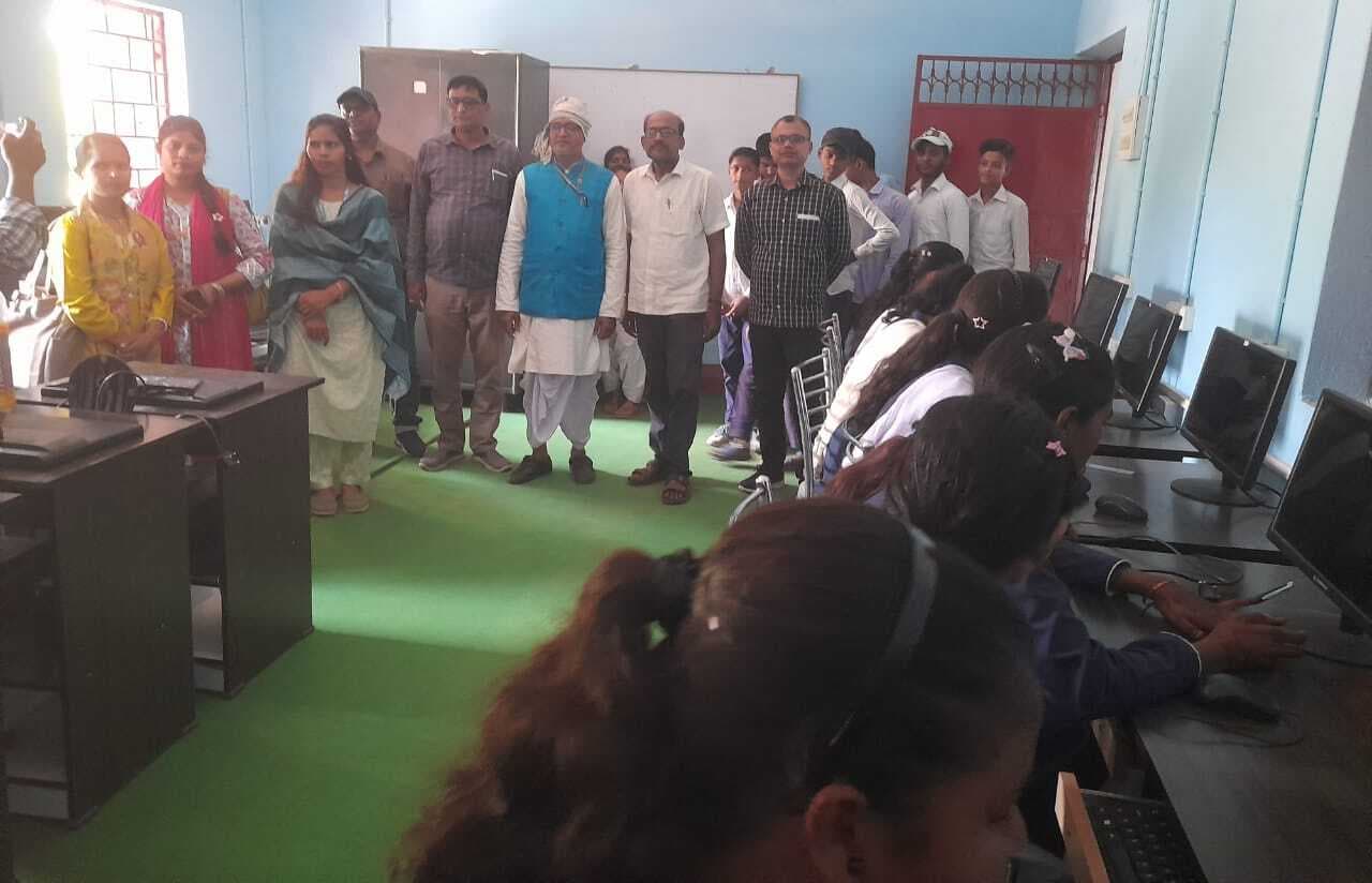 तीन अन्य विद्यालयों के छात्रों ने विद्यालय के संसाधनों का लिया जायजा